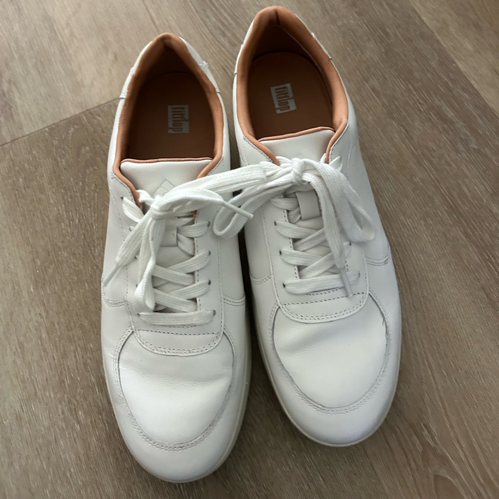 Women’s size 10 Fit Flop Rally leather sneakers